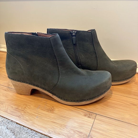 Dansko Shoes - Dansko Lizanne Short Bootie Women’s Mid-Heeled Clog Size 40